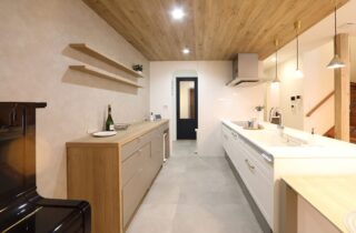 白と木の温もりに包まれる36坪の機能美あふれる二世帯住宅 - 空感考房CO.CO - キッチン