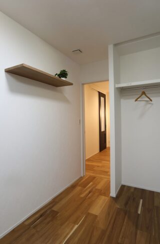 白と木の温もりに包まれる36坪の機能美あふれる二世帯住宅 - 空感考房CO.CO - ゲストルーム