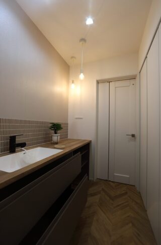 白と木の温もりに包まれる36坪の機能美あふれる二世帯住宅 - 空感考房CO.CO - 洗面スペース