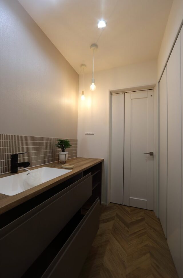 白と木の温もりに包まれる36坪の機能美あふれる二世帯住宅 - 空感考房CO.CO - 洗面スペース