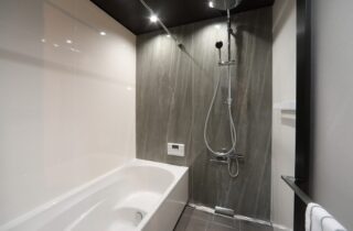 白と木の温もりに包まれる36坪の機能美あふれる二世帯住宅 - 空感考房CO.CO - 浴室