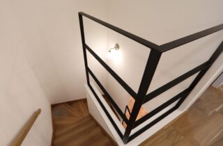 白と木の温もりに包まれる36坪の機能美あふれる二世帯住宅 - 空感考房CO.CO - 階段