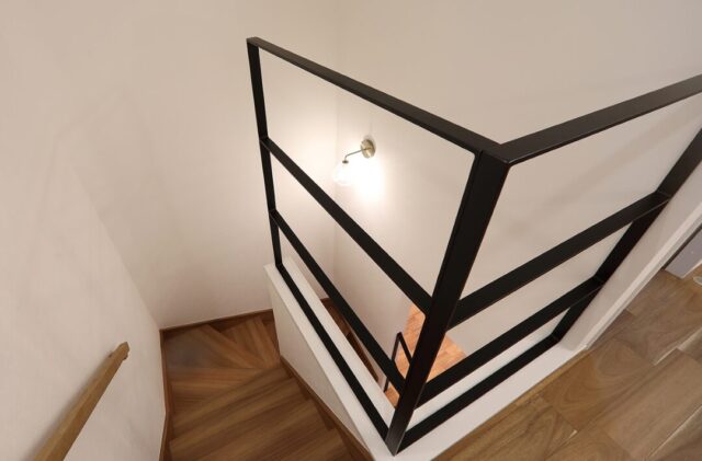 白と木の温もりに包まれる36坪の機能美あふれる二世帯住宅 - 空感考房CO.CO - 階段