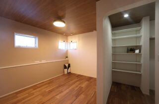 白と木の温もりに包まれる36坪の機能美あふれる二世帯住宅 - 空感考房CO.CO - 寝室