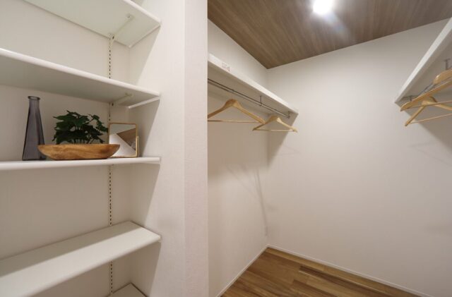白と木の温もりに包まれる36坪の機能美あふれる二世帯住宅 - 空感考房CO.CO - ウォークインクローゼット