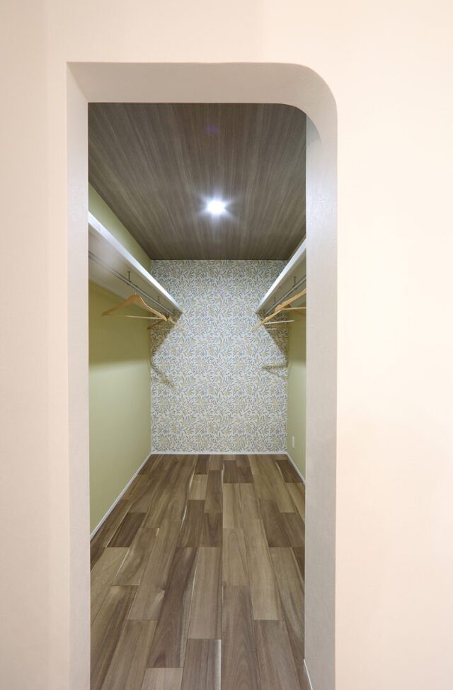 白と木の温もりに包まれる36坪の機能美あふれる二世帯住宅 - 空感考房CO.CO - ファミリークローゼット