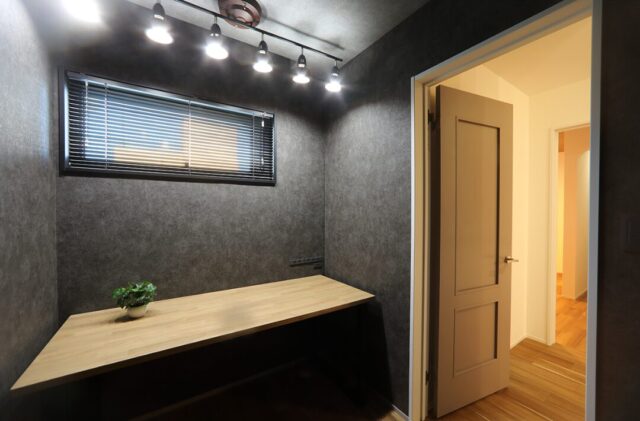 白と木の温もりに包まれる36坪の機能美あふれる二世帯住宅 - 空感考房CO.CO - 洋室