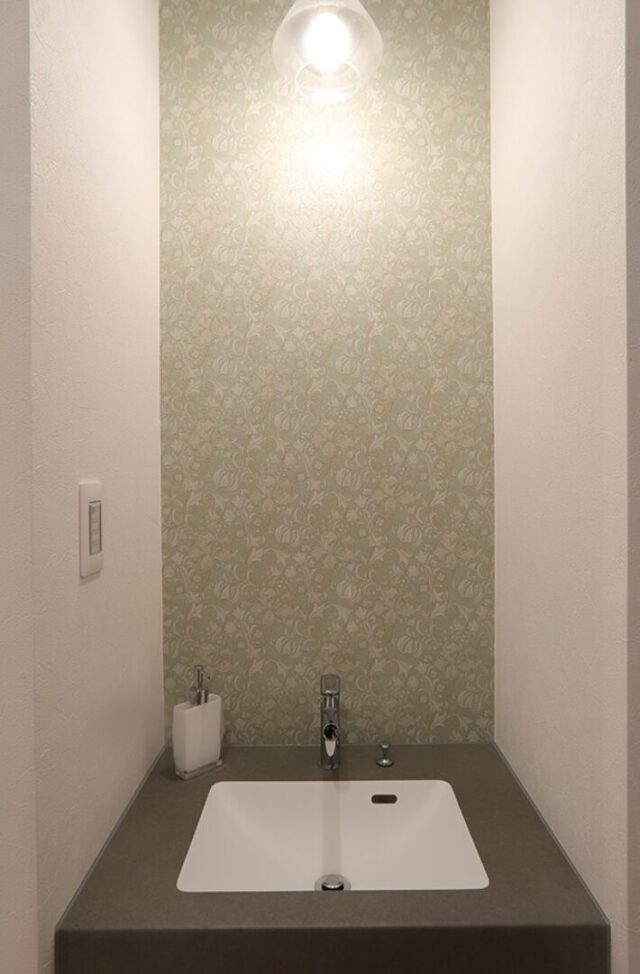 白と木の温もりに包まれる36坪の機能美あふれる二世帯住宅 - 空感考房CO.CO - 手洗いスペース