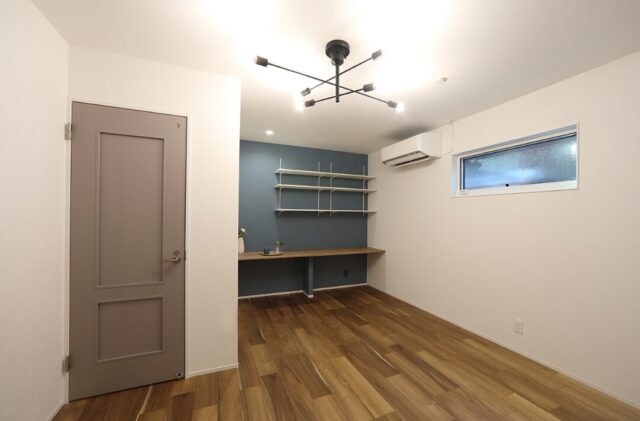 白と木の温もりに包まれる36坪の機能美あふれる二世帯住宅 - 空感考房CO.CO - ホール