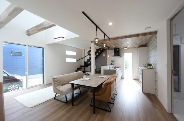 ホテルライクな上品さと開放感が共存する白が基調の2階建てモダンハウス - 空感考房CO.CO - LDK