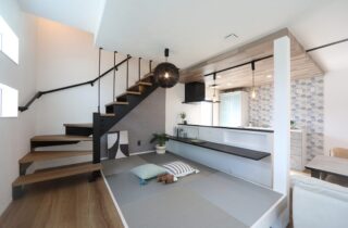 ホテルライクな上品さと開放感が共存する白が基調の2階建てモダンハウス - 空感考房CO.CO - 小上がり和室