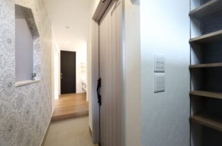 ホテルライクな上品さと開放感が共存する白が基調の2階建てモダンハウス - 空感考房CO.CO - 玄関