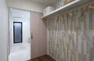 ホテルライクな上品さと開放感が共存する白が基調の2階建てモダンハウス - 空感考房CO.CO - ファミリークローゼット