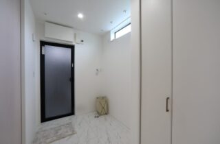 ホテルライクな上品さと開放感が共存する白が基調の2階建てモダンハウス - 空感考房CO.CO - 脱衣室