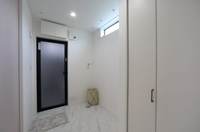 ホテルライクな上品さと開放感が共存する白が基調の2階建てモダンハウス - 空感考房CO.CO - 脱衣室