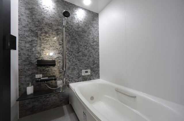 ホテルライクな上品さと開放感が共存する白が基調の2階建てモダンハウス - 空感考房CO.CO - 浴室