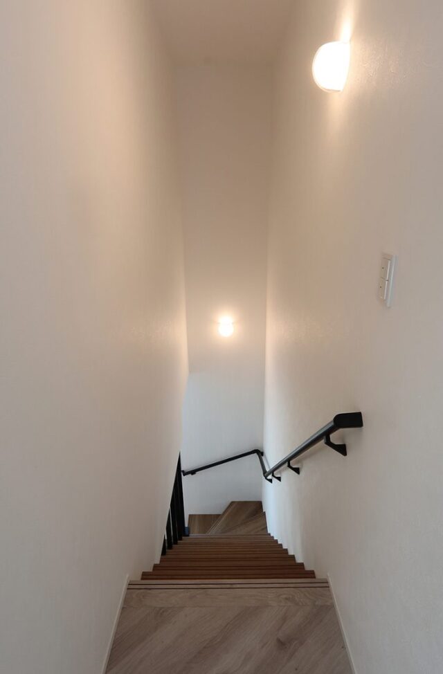 ホテルライクな上品さと開放感が共存する白が基調の2階建てモダンハウス - 空感考房CO.CO - 階段