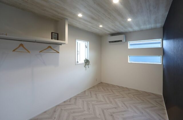 ホテルライクな上品さと開放感が共存する白が基調の2階建てモダンハウス - 空感考房CO.CO - 寝室