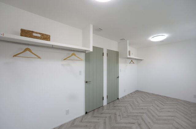 ホテルライクな上品さと開放感が共存する白が基調の2階建てモダンハウス - 空感考房CO.CO - 子ども部屋