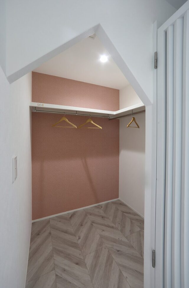 ホテルライクな上品さと開放感が共存する白が基調の2階建てモダンハウス - 空感考房CO.CO - WIC