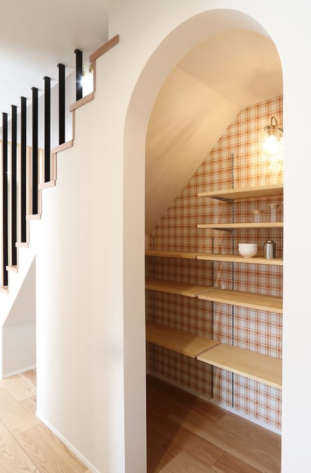 黒×白×グレーのコントラストに木の温かみが調和する機能美とデザイン性が響き合う2階建て - 空感考房CO.CO - 階段下収納