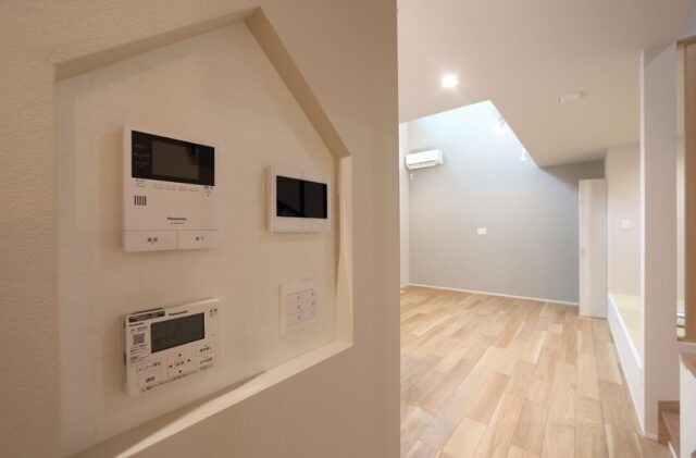 黒×白×グレーのコントラストに木の温かみが調和する機能美とデザイン性が響き合う2階建て - 空感考房CO.CO - LDKニッチ