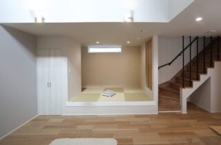 黒×白×グレーのコントラストに木の温かみが調和する機能美とデザイン性が響き合う2階建て - 空感考房CO.CO - 小上がり和室