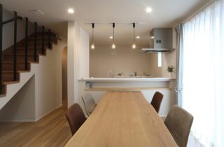 黒×白×グレーのコントラストに木の温かみが調和する機能美とデザイン性が響き合う2階建て - 空感考房CO.CO - ダイニング