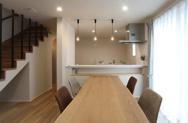 黒×白×グレーのコントラストに木の温かみが調和する機能美とデザイン性が響き合う2階建て - 空感考房CO.CO - ダイニング