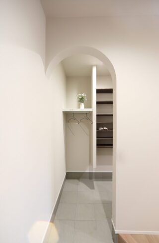 黒×白×グレーのコントラストに木の温かみが調和する機能美とデザイン性が響き合う2階建て - 空感考房CO.CO - 玄関収納