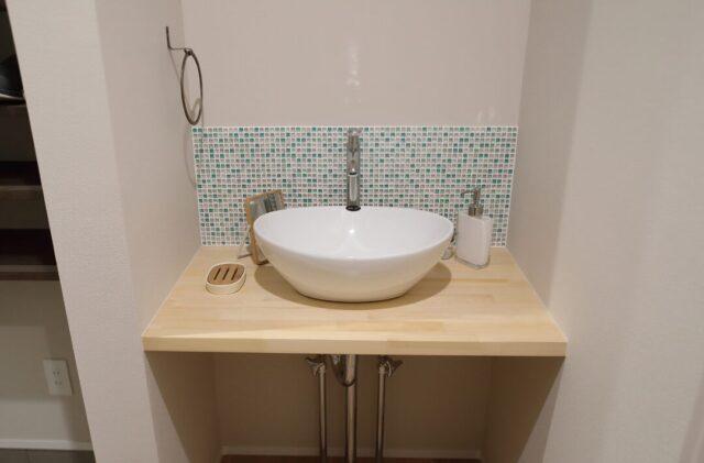 黒×白×グレーのコントラストに木の温かみが調和する機能美とデザイン性が響き合う2階建て - 空感考房CO.CO - 手洗い台