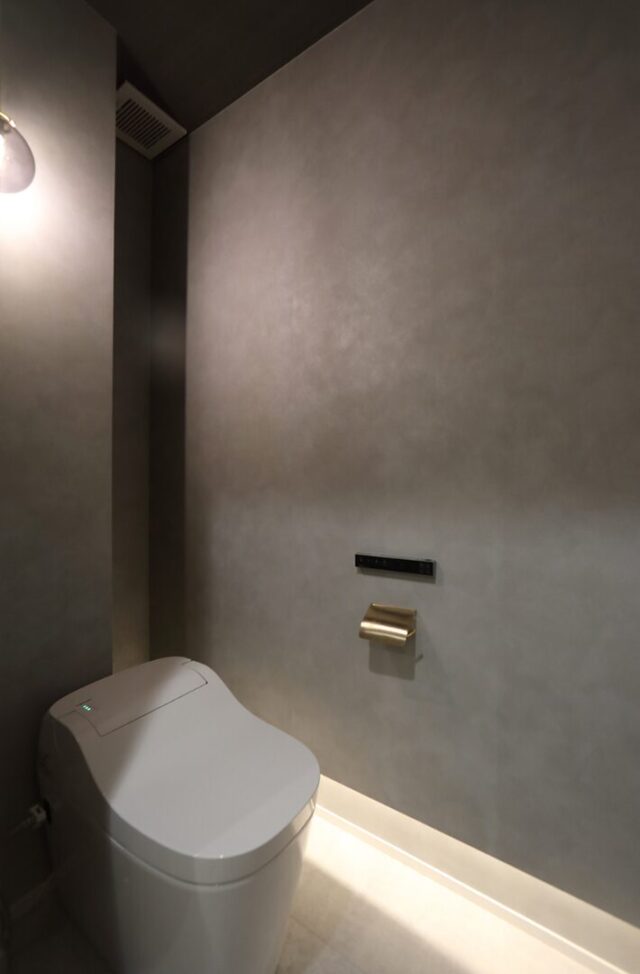 黒×白×グレーのコントラストに木の温かみが調和する機能美とデザイン性が響き合う2階建て - 空感考房CO.CO - トイレ