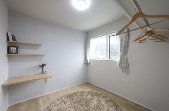 黒×白×グレーのコントラストに木の温かみが調和する機能美とデザイン性が響き合う2階建て - 空感考房CO.CO - 洋室