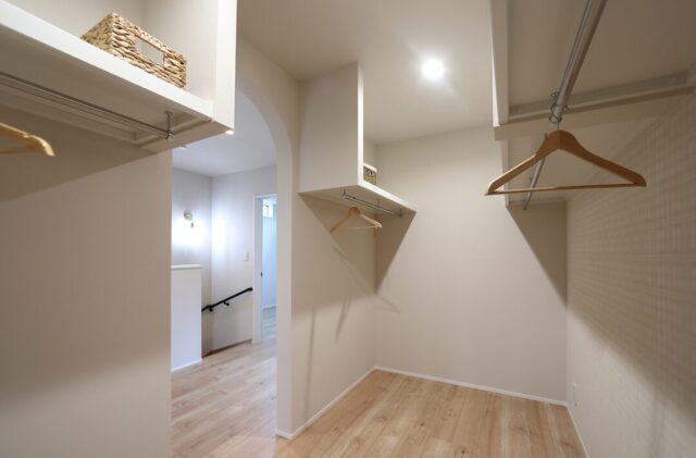 黒×白×グレーのコントラストに木の温かみが調和する機能美とデザイン性が響き合う2階建て - 空感考房CO.CO - WIC