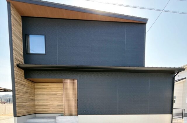 ダークトーンと木目調を組み合わせた独創的フォルムの吹き抜けがある住まい - ニッシンホーム - 外観