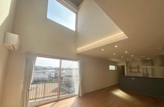 ダークトーンと木目調を組み合わせた独創的フォルムの吹き抜けがある住まい - ニッシンホーム - リビング