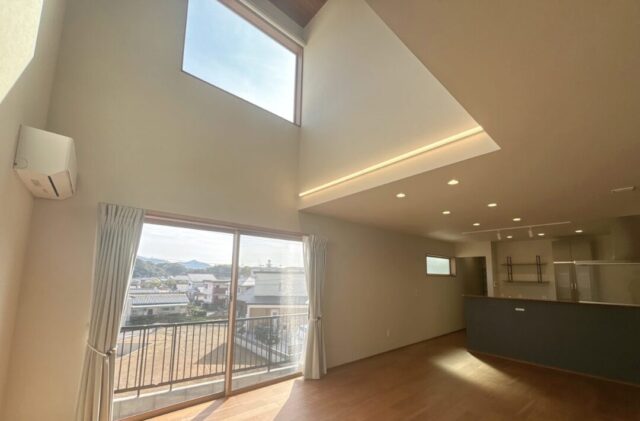 ダークトーンと木目調を組み合わせた独創的フォルムの吹き抜けがある住まい - ニッシンホーム - リビング