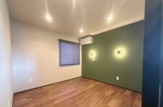 ダークトーンと木目調を組み合わせた独創的フォルムの吹き抜けがある住まい - ニッシンホーム - 洋室