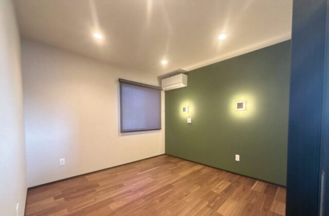 ダークトーンと木目調を組み合わせた独創的フォルムの吹き抜けがある住まい - ニッシンホーム - 洋室