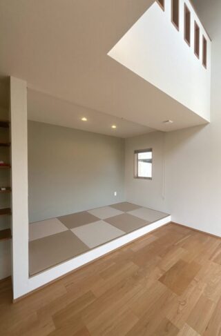 ダークトーンと木目調を組み合わせた独創的フォルムの吹き抜けがある住まい - ニッシンホーム - 和室