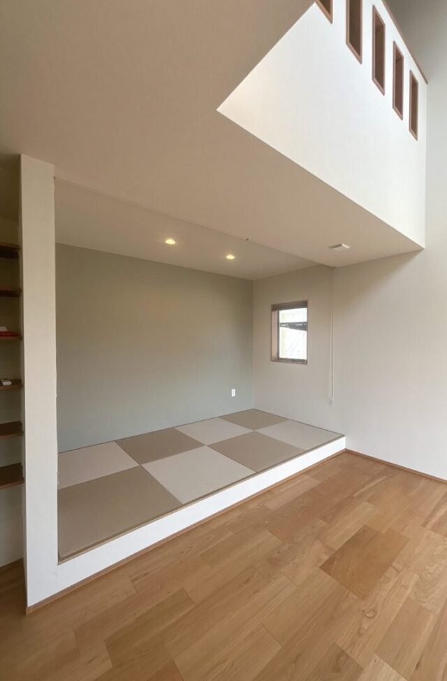 ダークトーンと木目調を組み合わせた独創的フォルムの吹き抜けがある住まい - ニッシンホーム - 和室