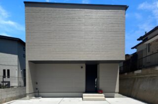 無機質でクールな外装と木の温もりに包まれるヌックが共鳴するギャップを愉しむ大人モダンな住まい - ニッシンホーム - 外観