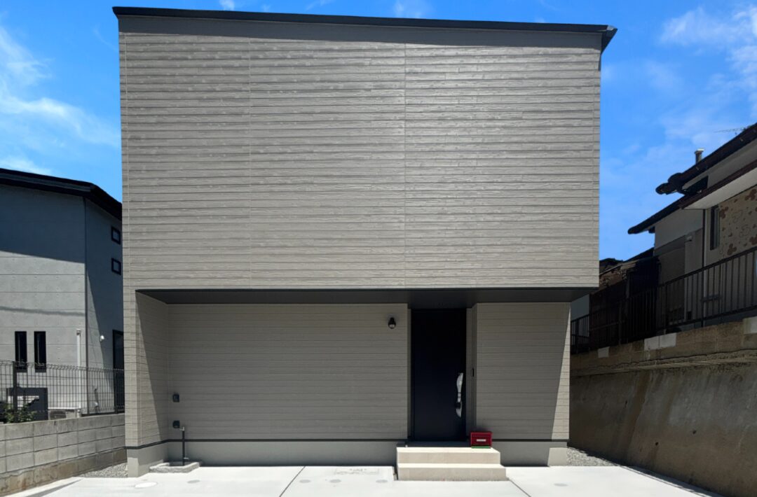 無機質でクールな外装と木の温もりに包まれるヌックが共鳴するギャップを愉しむ大人モダンな住まい - ニッシンホーム - 外観