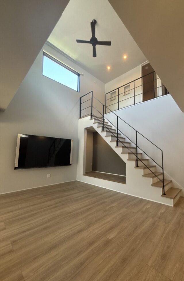 無機質でクールな外装と木の温もりに包まれるヌックが共鳴するギャップを愉しむ大人モダンな住まい - ニッシンホーム - リビング