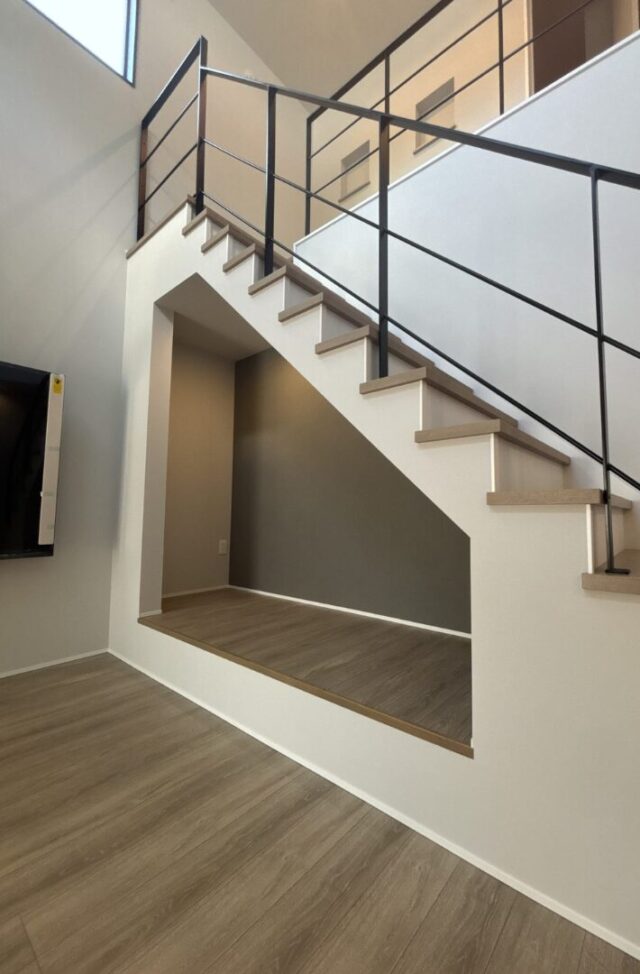 無機質でクールな外装と木の温もりに包まれるヌックが共鳴するギャップを愉しむ大人モダンな住まい - ニッシンホーム - ヌック