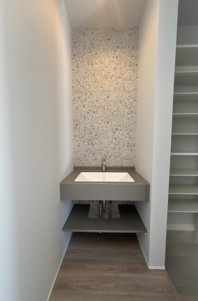 無機質でクールな外装と木の温もりに包まれるヌックが共鳴するギャップを愉しむ大人モダンな住まい - ニッシンホーム - 洗面台