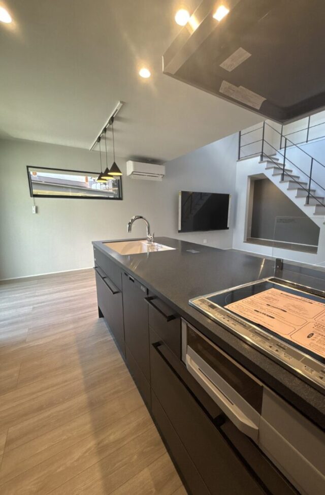 無機質でクールな外装と木の温もりに包まれるヌックが共鳴するギャップを愉しむ大人モダンな住まい - ニッシンホーム - キッチン