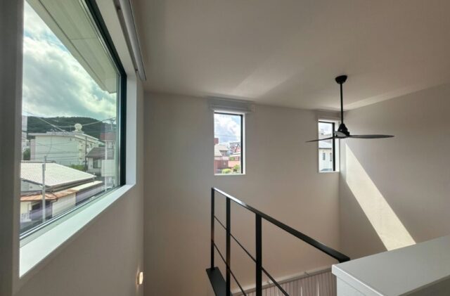 モダンなカリフォルニアスタイルとホテルライクが融合したお家 - ニッシンホーム - 吹き抜け