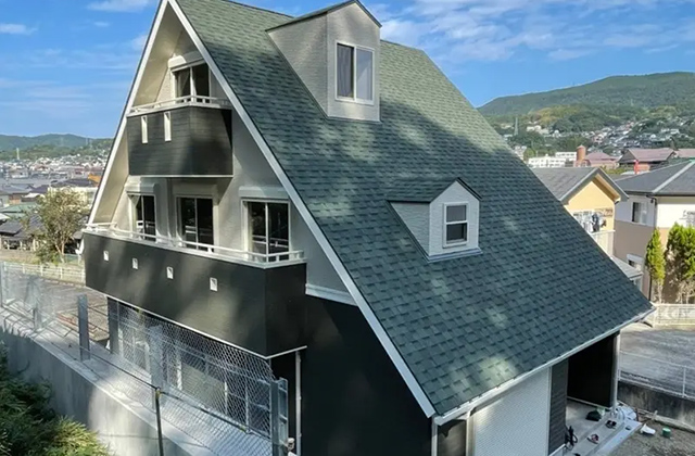 シャープな大屋根にドーマーが映える3階建て邸宅