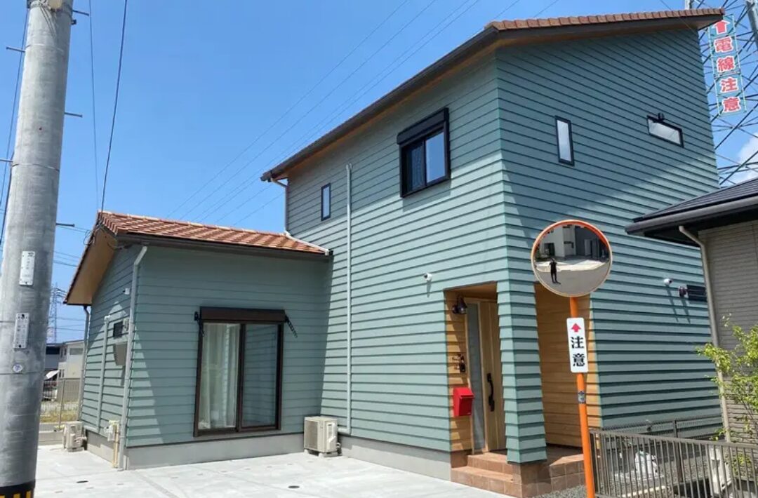 モスグリーンの外装に木の温もりが溶け込む洗練されたデザイン住宅 - 大成住宅 - 外観